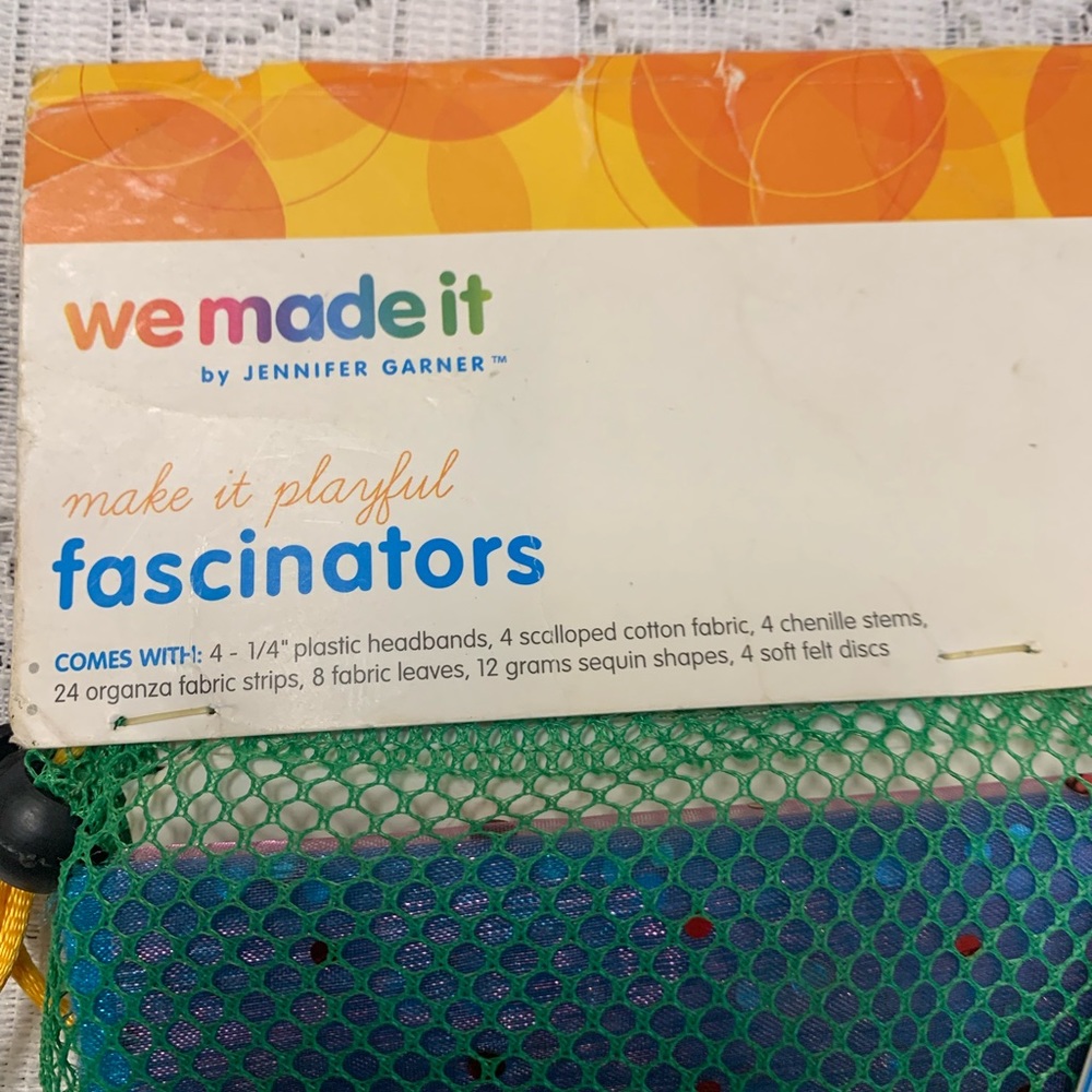 Fascinators makes it playful hair accessories kit.